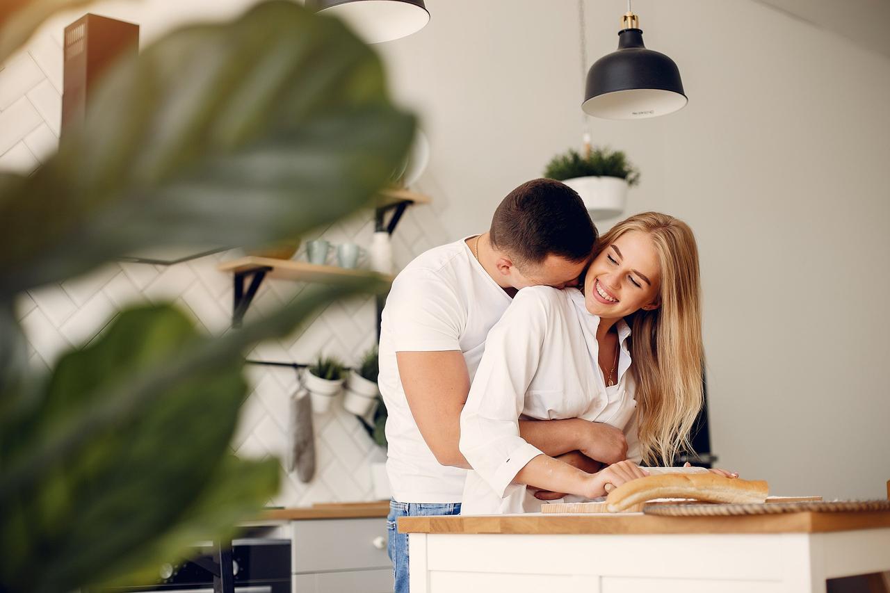 coppia che si abbraccia in cucina- come conquistare una donna