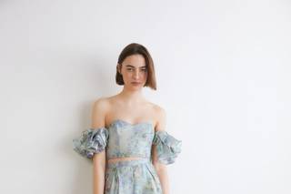 completo sorella sposa a due pezzi, crop top con maniche a sbuffo e pantalone in fantasia floreale