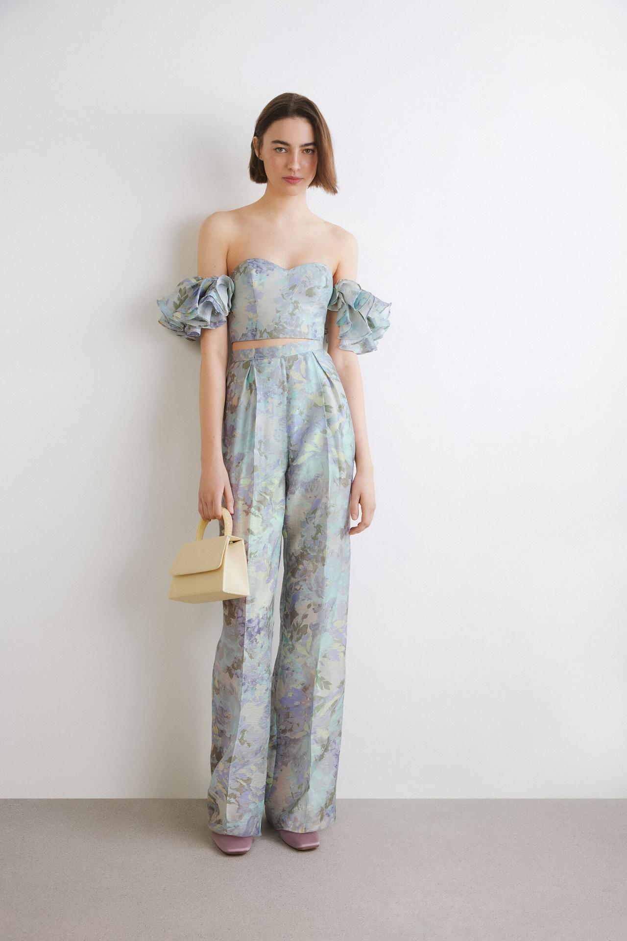 completo sorella sposa a due pezzi, crop top con maniche a sbuffo e pantalone in fantasia floreale