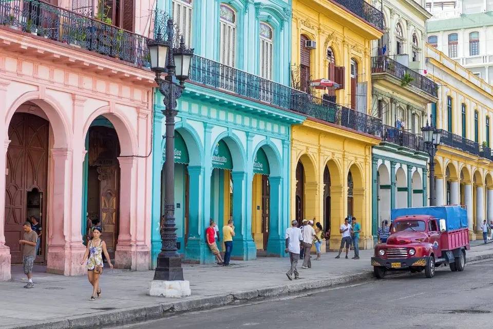 strada de L'Avana con edifici colorati