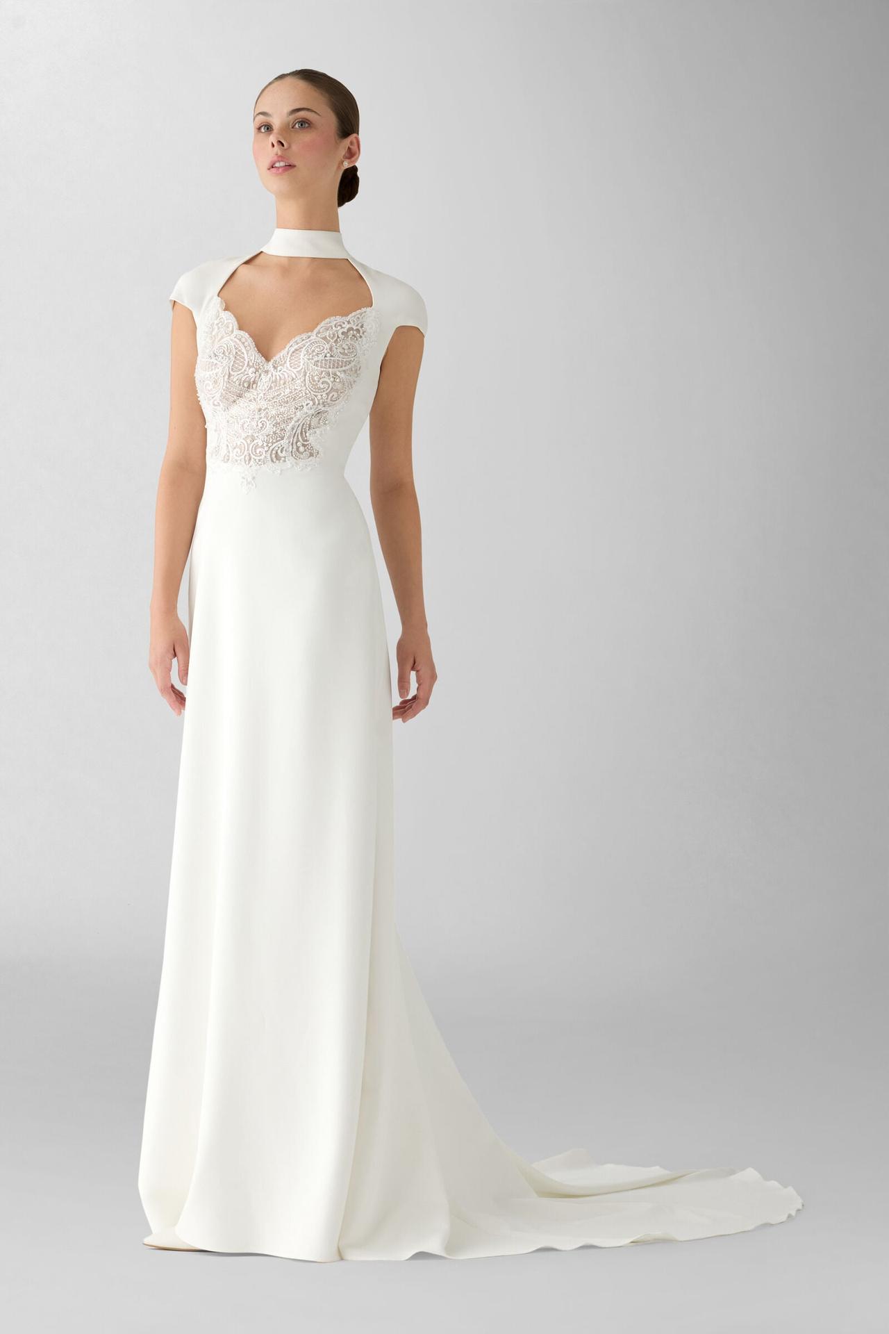 abito da sposa in crepe con collo alto e inserto in pizzo per stile matrimonio quiet luxury