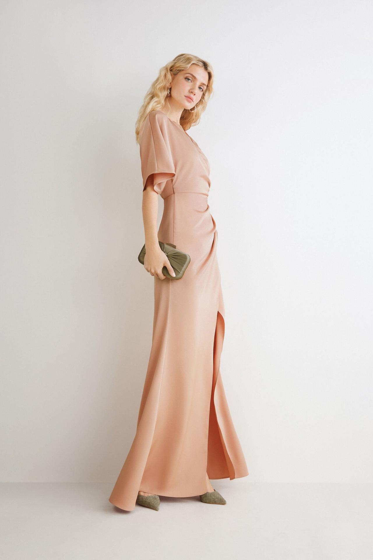 abito da cerimonia lungo in raso rosa abbinato a pochette e scarpe verdi- come vestirsi a un matrimonio