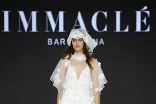 abito da sposa boho chic corto con scollo a v e applicazioni floreali