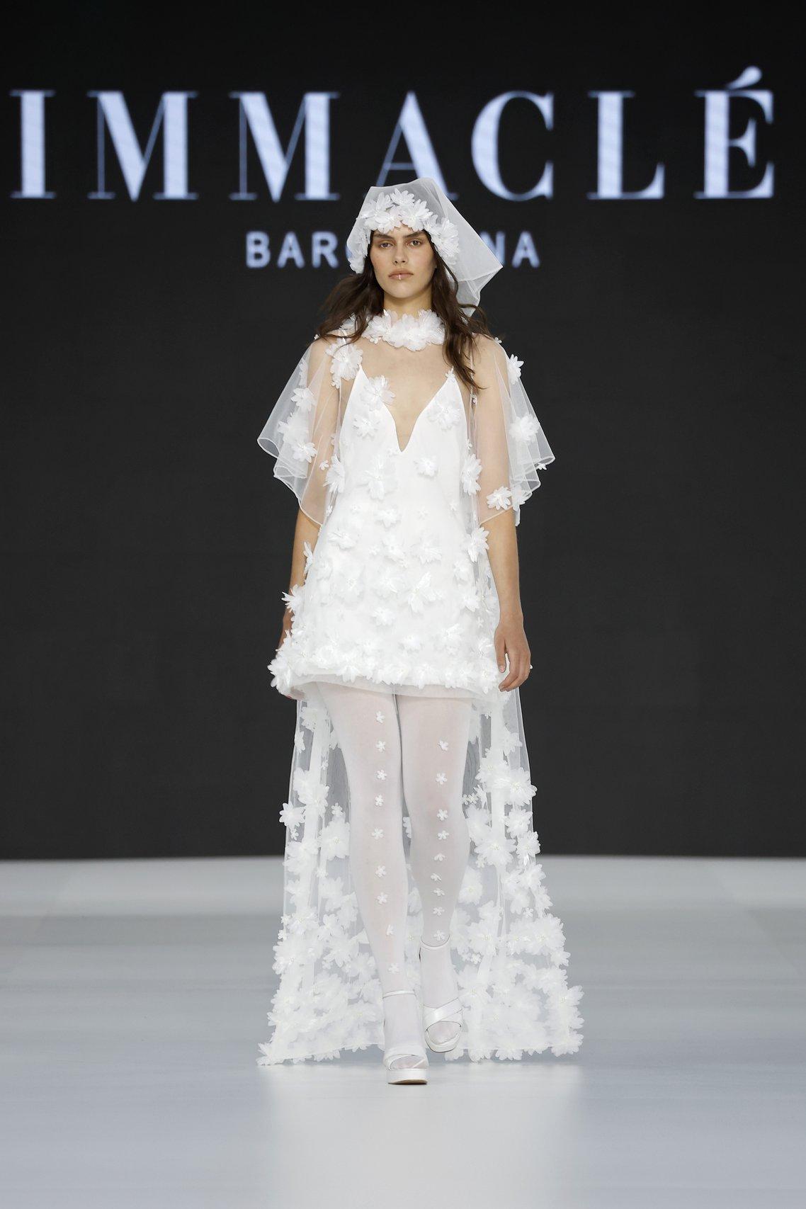 abito da sposa boho chic corto con scollo a v e applicazioni floreali