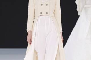 abito da sposa con pantalone a sigaretta e giacca corta davanti e lunga dietro con strascico