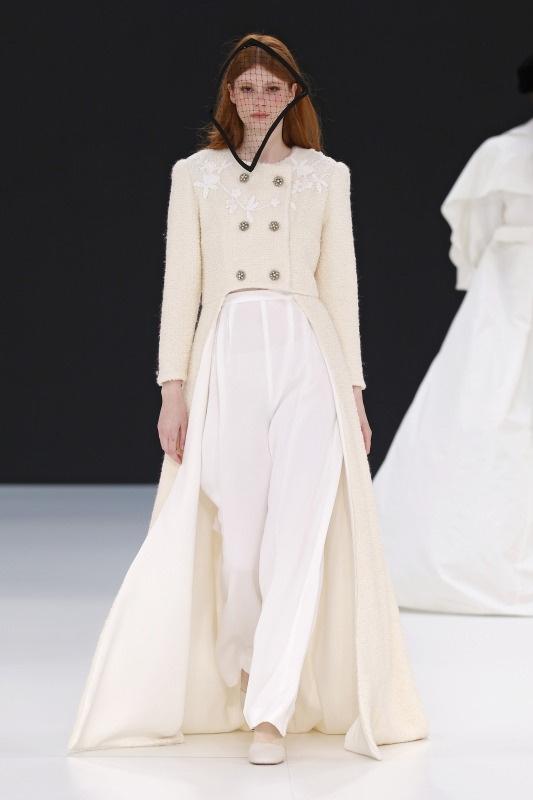 abito da sposa con pantalone a sigaretta e giacca corta davanti e lunga dietro con strascico