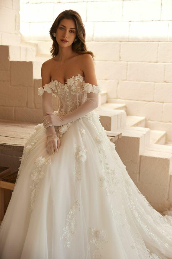 abito da sposa con scollo a cuore a applicazioni floreali per matrimonio garden style