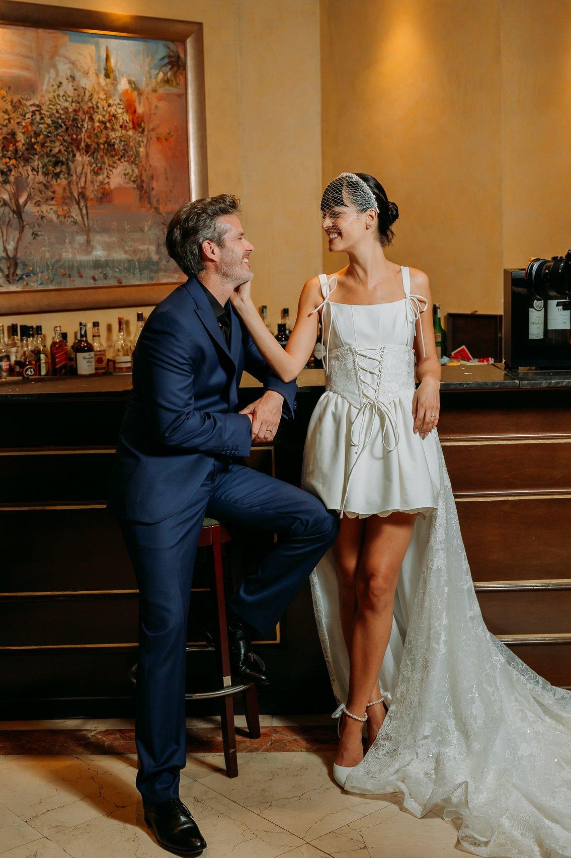  tendenze matrimonio 2027 abiti da sposa corto con veletta e abito sposo blu
