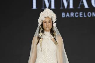 abito da sposa boho chic color avorio, gonna scivolata, scollo all'americana in pizzo