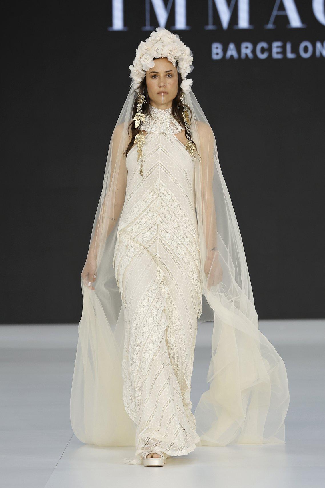 abito da sposa boho chic color avorio, gonna scivolata, scollo all'americana in pizzo