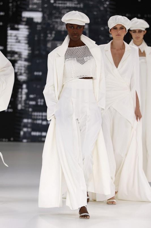 tailleur da sposa con pantalone a palazzo crop top traforato e giacca lunga