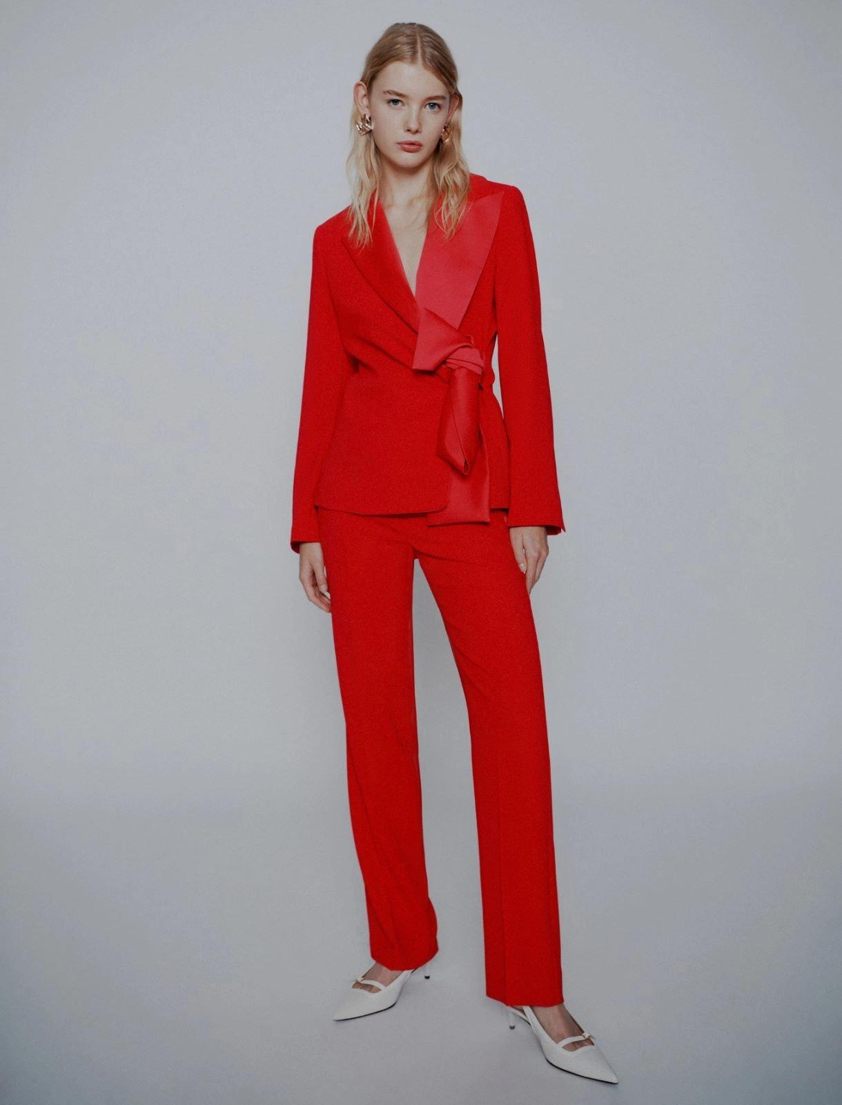 tailleur matrimonio invitata rosso, con giacca con fiocco laterale e pantalone a palazzo