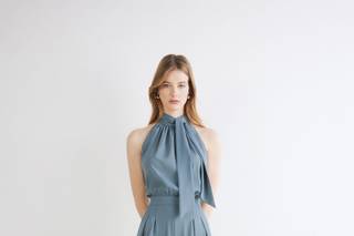 tuta elegante da cerimonia azzurra con top smanicato, collo alto e fiocco