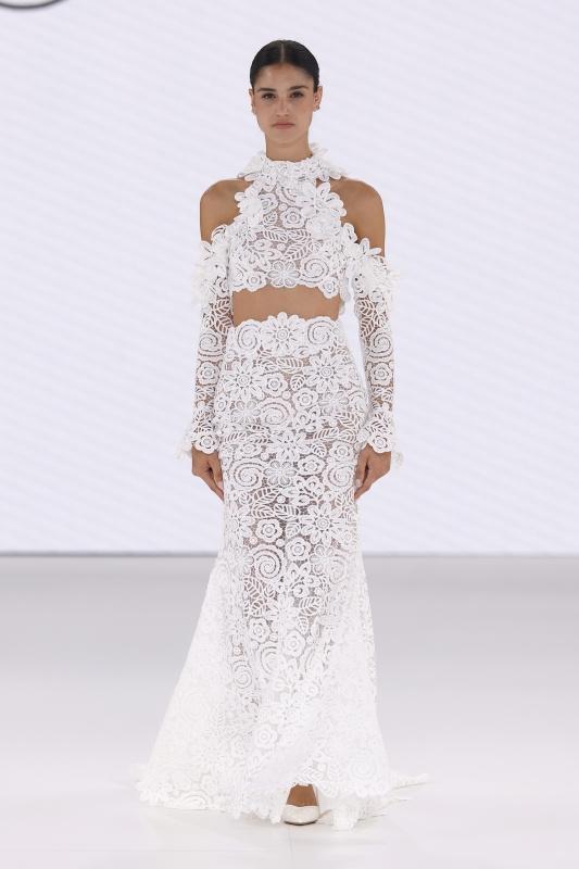 abito da sposa matrimonio civile in pizzo a due pezzi, crop top a maniche lunghe con cut-out sulle spalle e gonna lunga a sirena