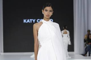abito da sposa boho chic con gonna morbida in chiffon scollo all'americana e mantella su una manica