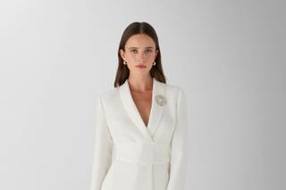 tailleur da sposa con pantalone a palazzo e fascia sulla vita