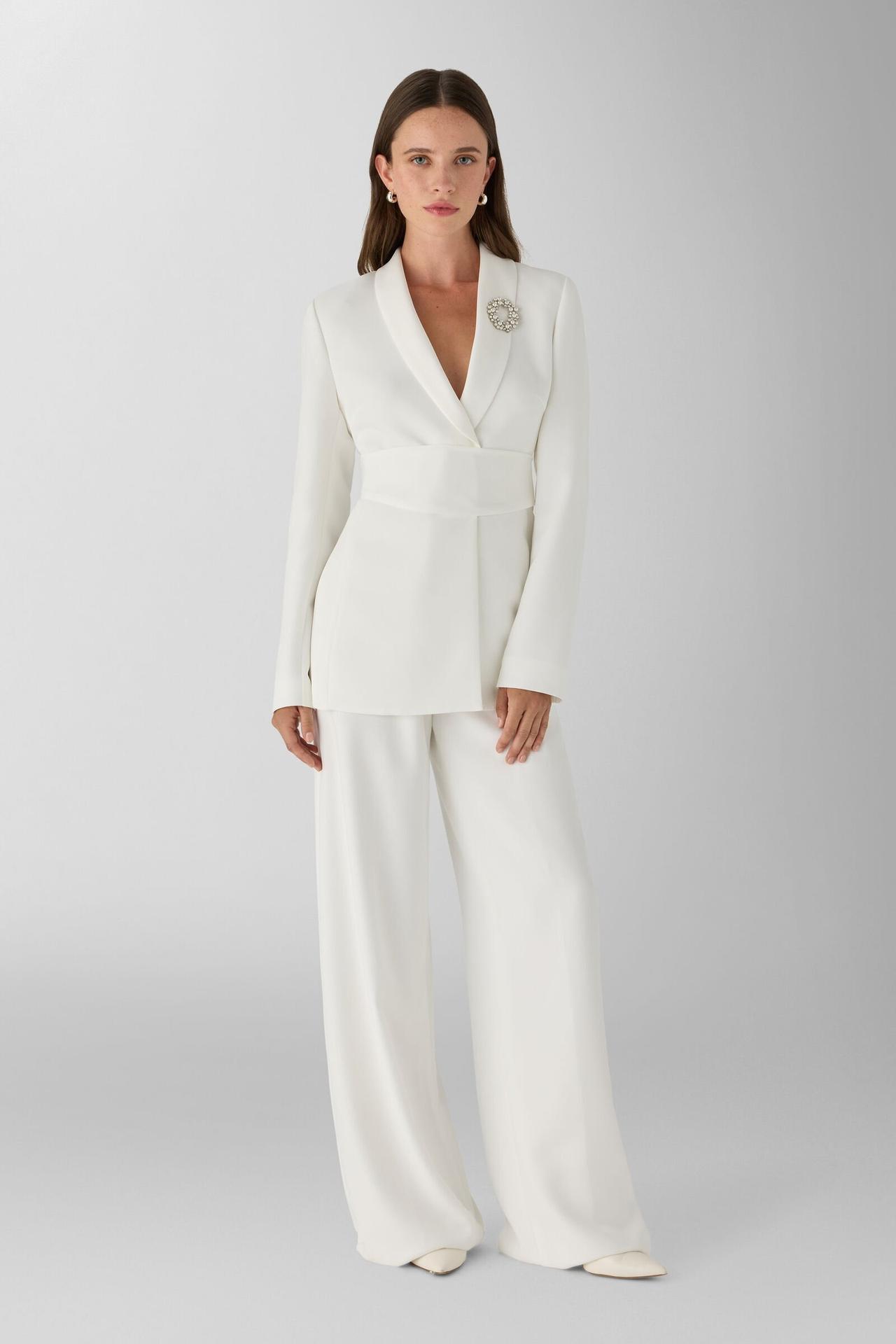 tailleur da sposa con pantalone a palazzo e fascia sulla vita