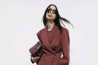 tailleur matrimonio invitata marrone con blazer a portafoglio e pantaloni a palazzo