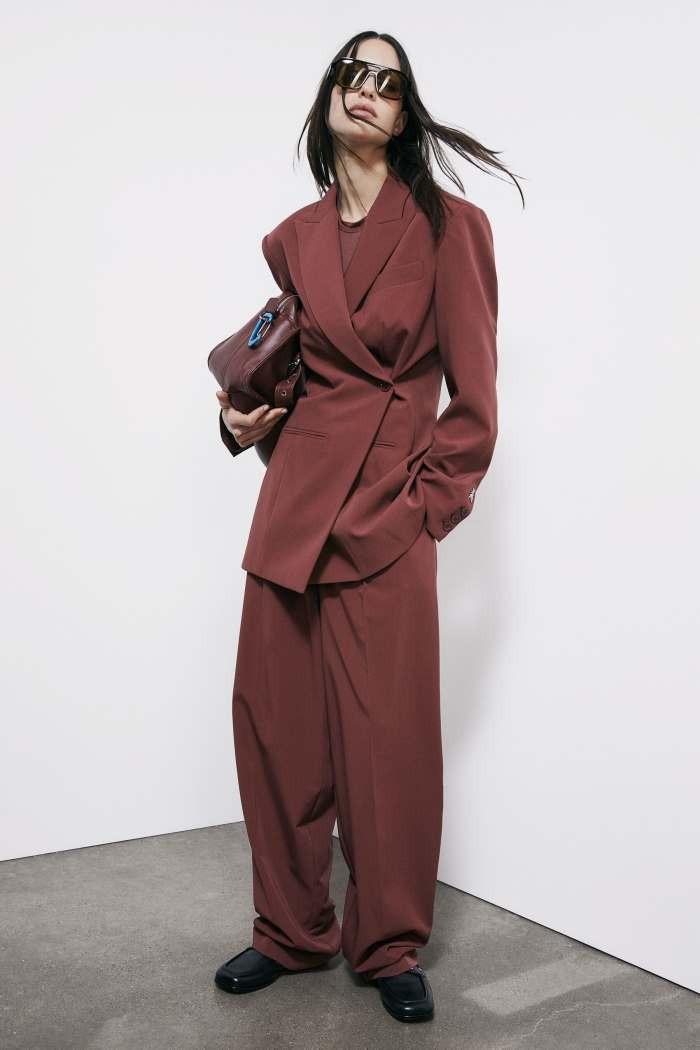 tailleur matrimonio invitata marrone con blazer a portafoglio e pantaloni a palazzo