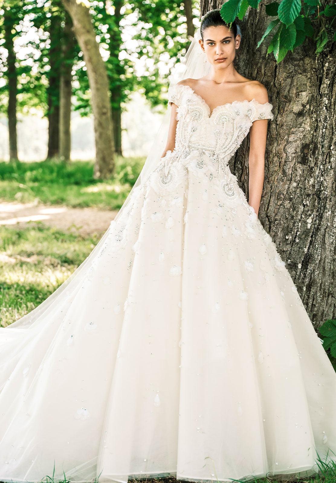 abito da sposa con scollo omerale arricchito da tulle e pietre- tipi di scollatura