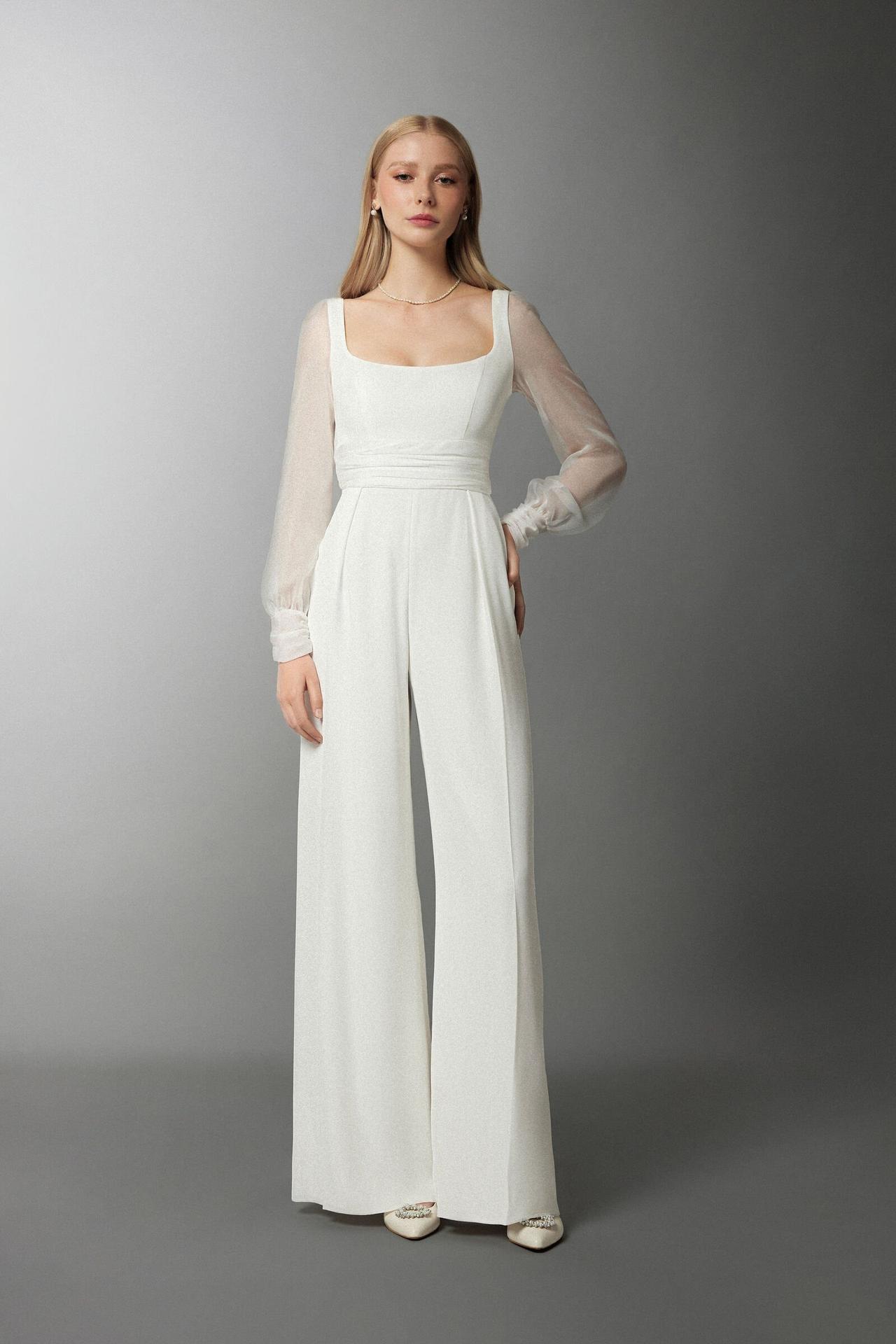 jumsuit da sposa con pantalone a palazzo e top con scollo quadrato a maniche lunghe