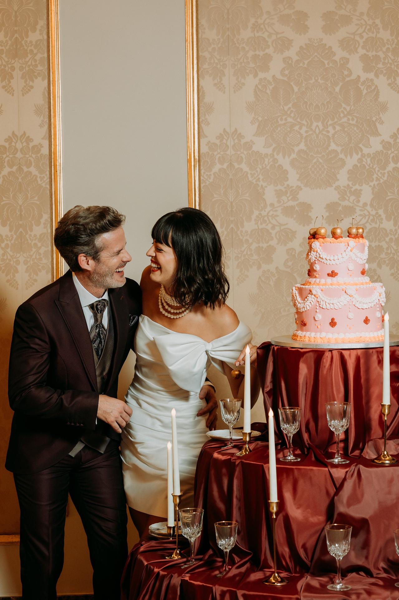  tendenze matrimonio 2027 sposi che tagliano la torta 