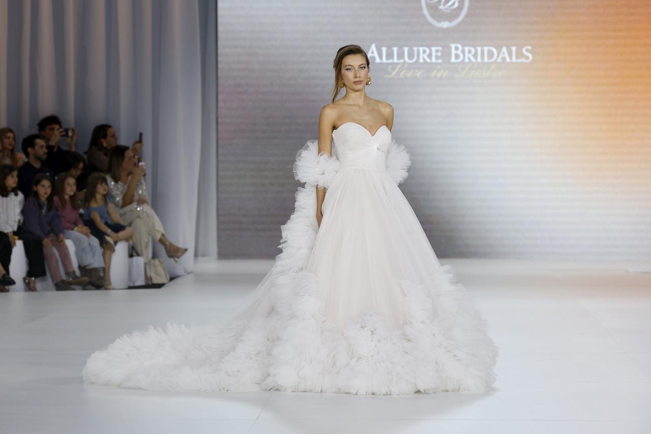 abito da sposa invernale con tulle e gonna a principessa, strascico ampio