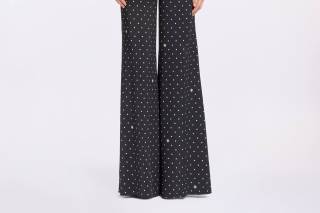 Tuta elegante da cerimonia nera a pois bianchi, scollo off-shoulder, cinturino in vita e pantaloni ampi