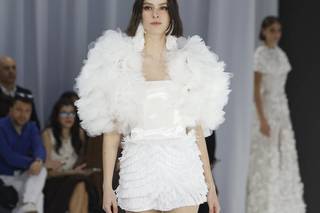 abito da sposa corto con maniche a tre quarti con volant