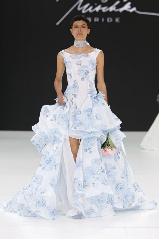abito sposa matrimonio civile con fiori azzurri, lungo dietro e corto davanti con volant nella gonna