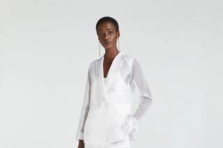 tailleur da sposa con pantalone a palazzo e giacca in organza semitrasparente