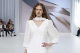 abito da sposa invernale con gonna scivolata, maniche lunghe, scollo a V e scialle