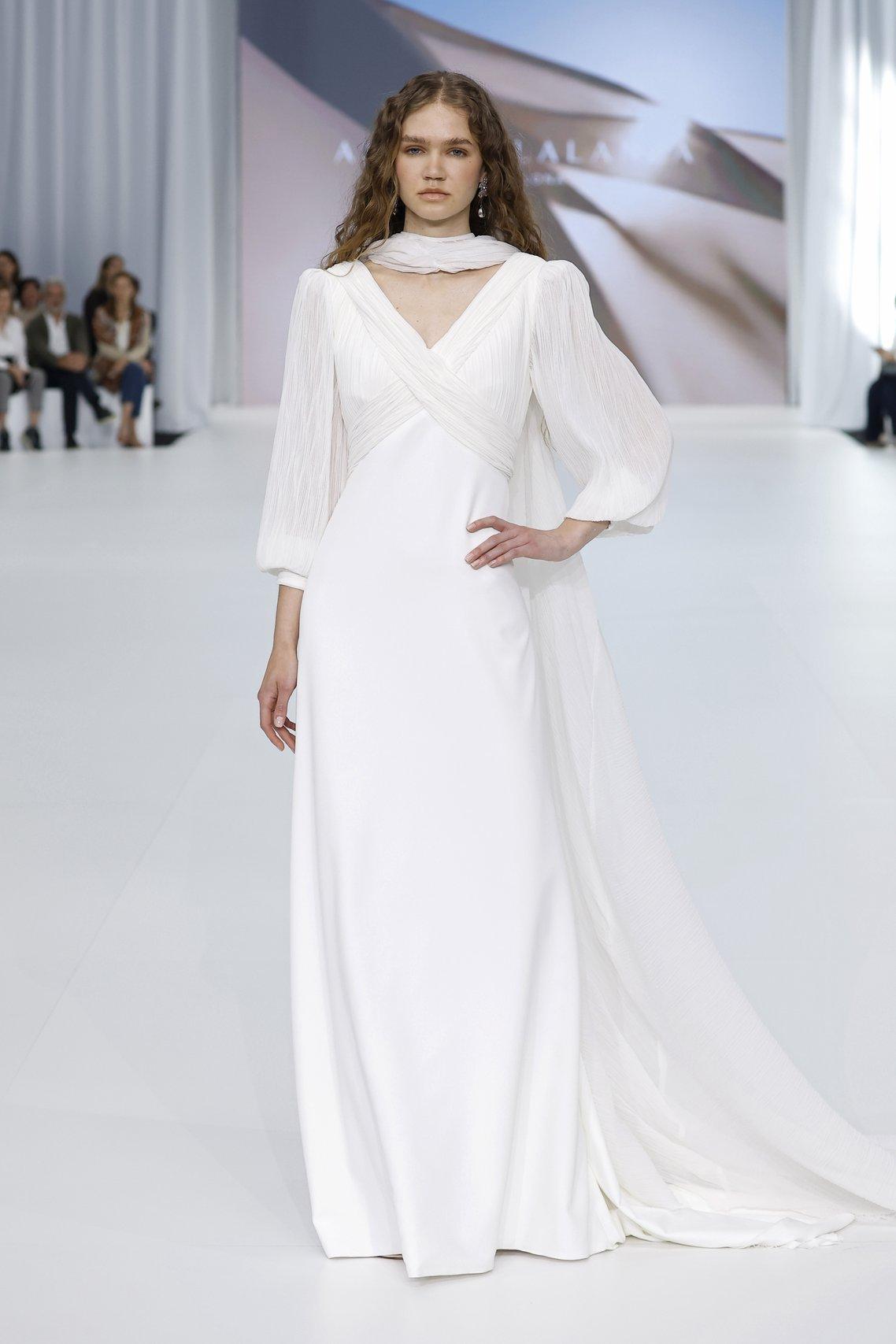 abito da sposa invernale con gonna scivolata, maniche lunghe, scollo a V e scialle