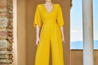 Tuta elegante da cerimonia gialla,  scollatura a V, maniche ampie, vita plissettata e pantaloni palazzo