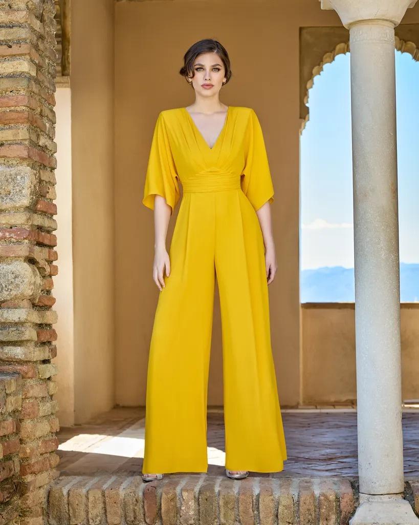 Tuta elegante da cerimonia gialla,  scollatura a V, maniche ampie, vita plissettata e pantaloni palazzo