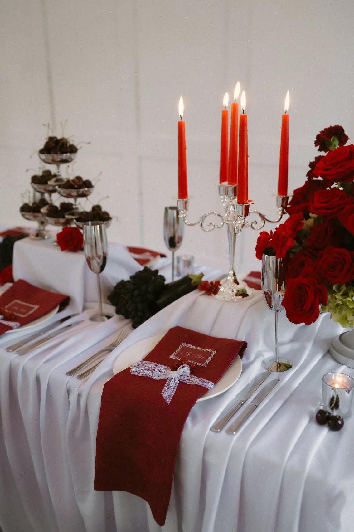 banchetto matrimonio con tonalità accese in rosso