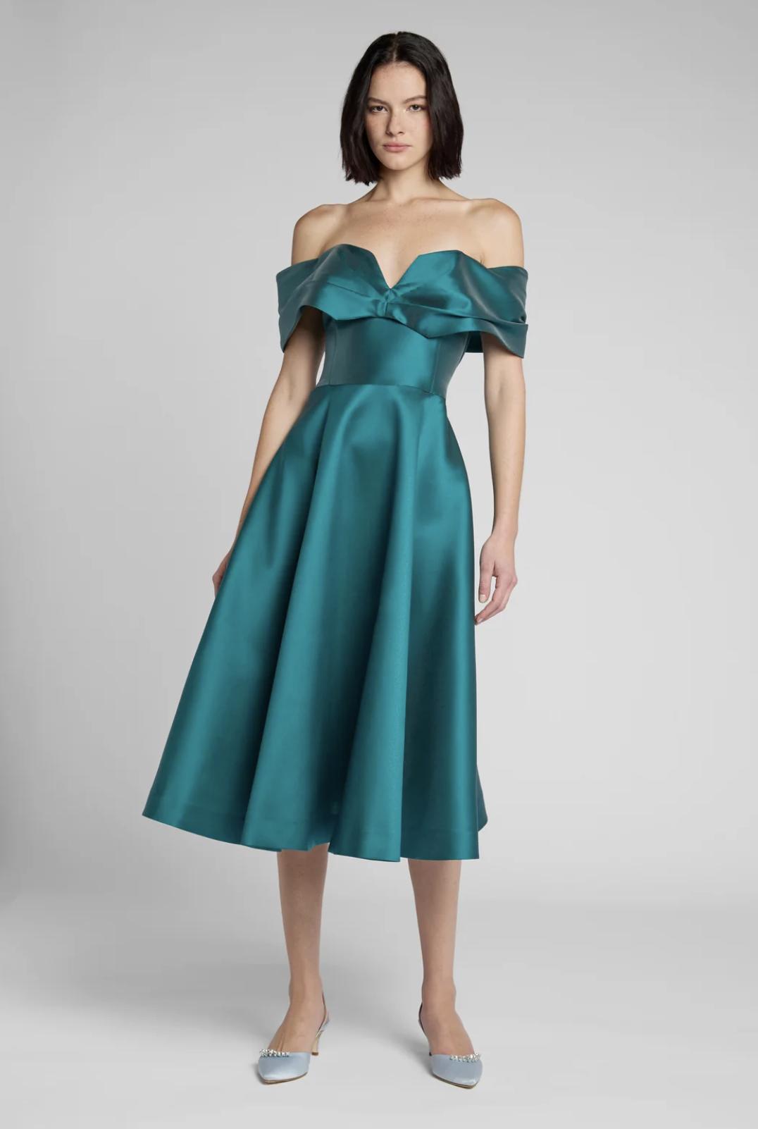 abito verde matrimonio con scollo omerale, gonna midi a ruota
