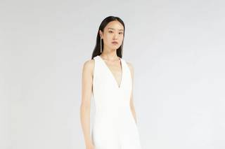 jumpsuit da sposa smanicata con cut-out sulla schiena e pantalone a palazzo