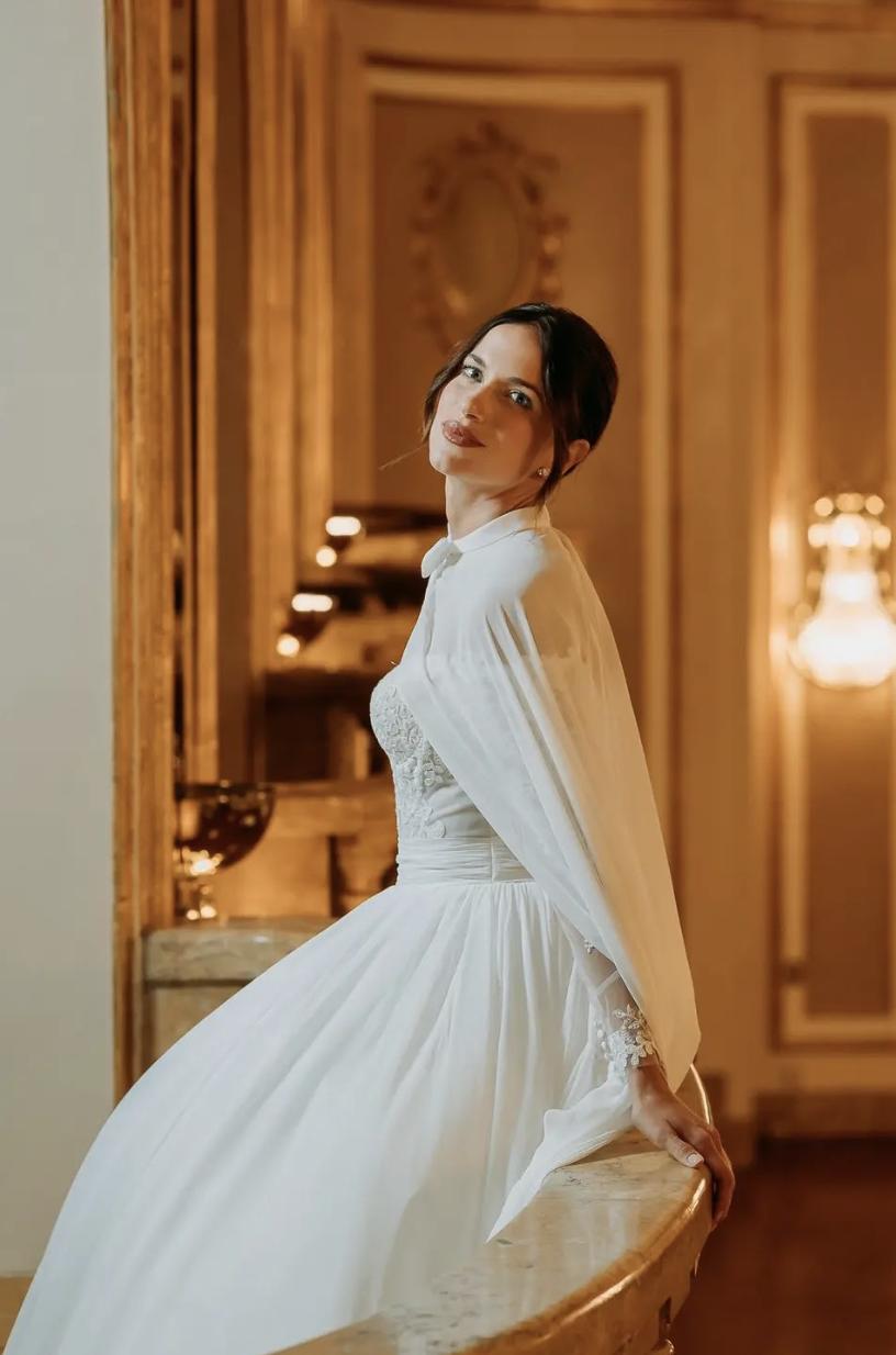 sposa con abito stile Regency e mantella semplice con bottoncino al collo