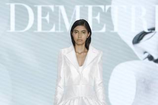 abito da sposa invernale liscio con gonna ampia e giacca corta