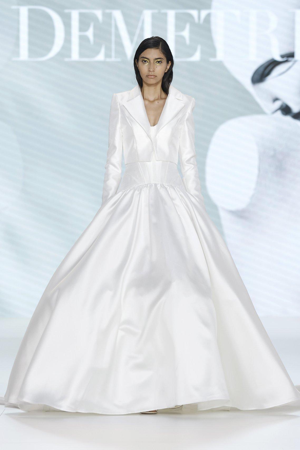 abito da sposa invernale liscio con gonna ampia e giacca corta