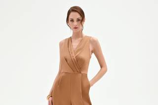 Tuta elegante da cerimonia smanicata, con scollo a V a incrocio, pantalone a palazzo