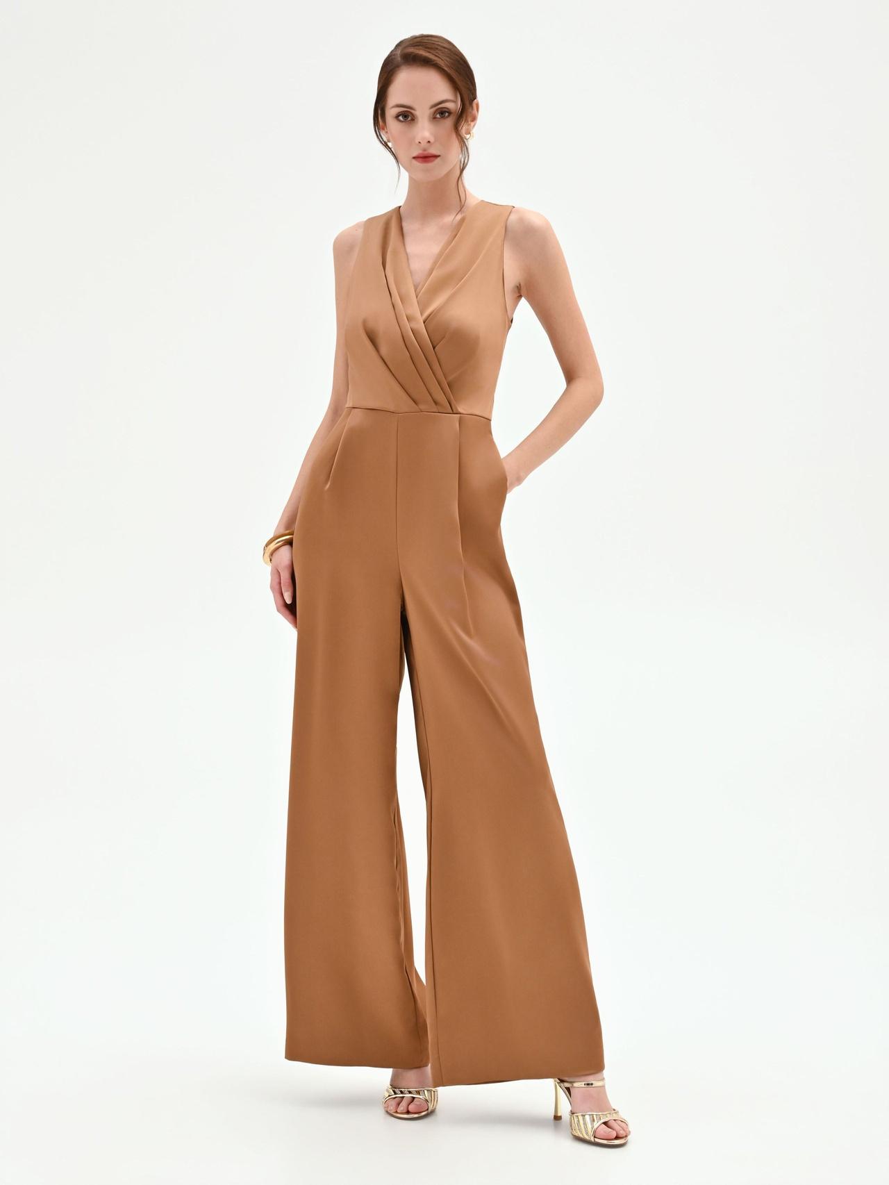 Tuta elegante da cerimonia smanicata, con scollo a V a incrocio, pantalone a palazzo