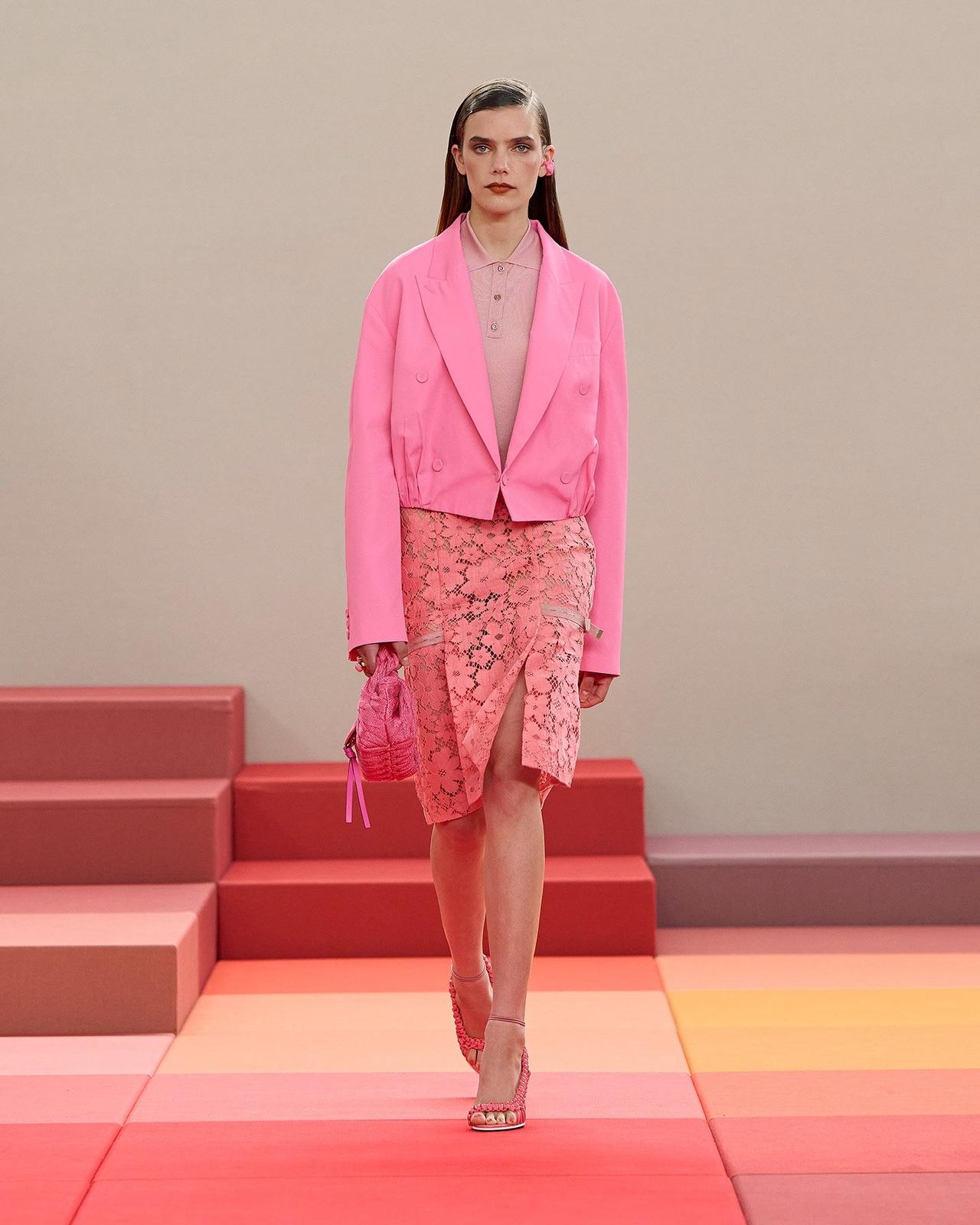 abito primaverile rosa con gonna in pizzo macramé e blazer Fendi 