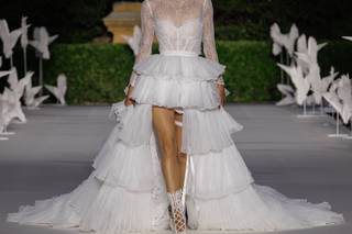 abito da sposa 2 in 1 con gonna corta con balze e sopragonna rimovibile, maniche lunghe in pizzo e bustier