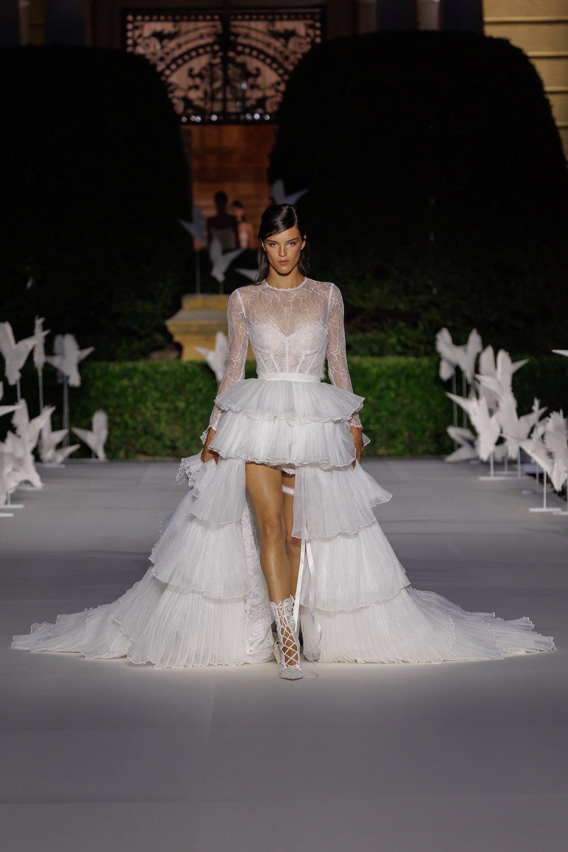 abito da sposa 2 in 1 con gonna corta con balze e sopragonna rimovibile, maniche lunghe in pizzo e bustier
