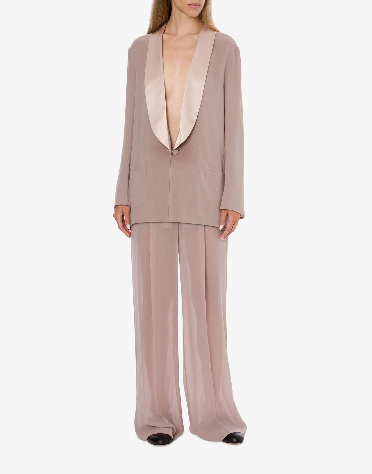 tailleur elegante da cerimonia rosa antico, con giacca in georgette con rever a contrasto