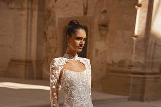 abito da sposa a collo alto cut out e applicazioni