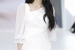 abito da sposa boho chic con gonna scivolata manichje a palloncino a tre quarti