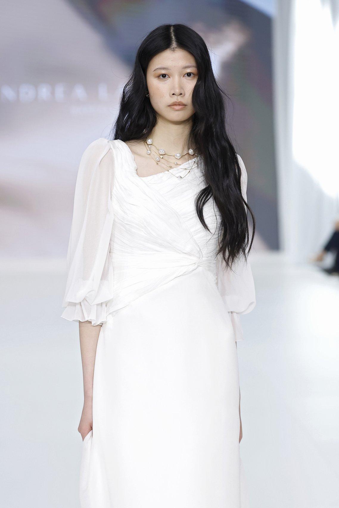 abito da sposa boho chic con gonna scivolata manichje a palloncino a tre quarti